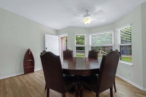 Hus - flere senge - terrasse - udsigt til have (River Bend Retreat) | Spiseområde