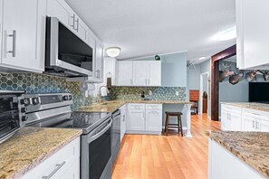 Maison, plusieurs lits, patio, vue jardin (River Bend Retreat) | Cuisine privée