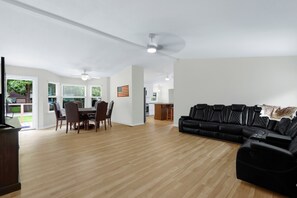 Casa, varias camas, patio, vista al jardín (River Bend Retreat) | Área de sala de estar | Televisión de pantalla plana de 42 pulgadas con canales digitales