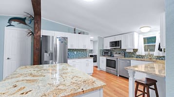 Rumah, Beberapa Tempat Tidur, patio, pemandangan kebun (River Bend Retreat) | Dapur pribadi | Lemari es, microwave, oven, dan kompor