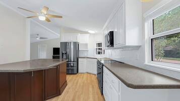 Rumah, Beberapa Tempat Tidur, patio, pemandangan kebun (River Bend Retreat) | Dapur pribadi | Lemari es, microwave, oven, dan kompor