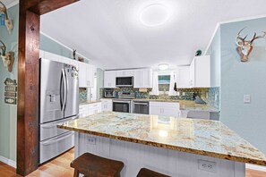 Huis, Meerdere bedden, terras, uitzicht op tuin (River Bend Retreat) | Privékeuken | Een koelkast, een microgolfoven, een oven, een kookplaat