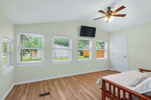 Hus - flere senge - terrasse - udsigt til have (River Bend Retreat) | 6 soveværelser, individuelt design, individuel indretning, sengetøj