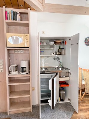 Réfrigérateur, micro-ondes, plaque de cuisson, cafetière/bouilloire