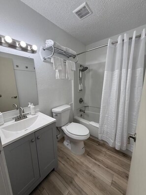 Hair dryer, towels, soap, shampoo - Hotel Simply Stay (Hobbs)