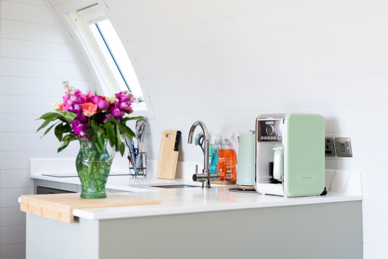Fridge, oven, stovetop, coffee/tea maker