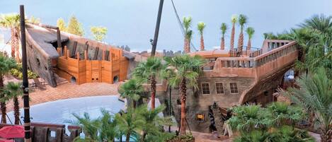 Een buitenzwembad en een verwarmd zwembad