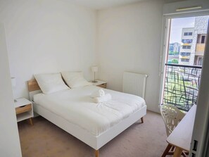 3 bedrooms, iron/ironing board, WiFi, bed sheets