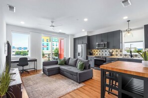 公寓式客房, 1 张大床和 1 张沙发床, 阳台 (Creekside Modern) | 起居区 | 42-英寸纯平电视(配备数码频道)