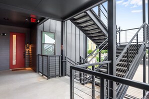 公寓式客房, 1 张大床和 1 张沙发床, 阳台 (Creekside Modern) | 住宿内部