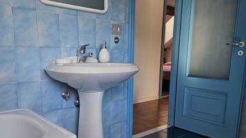 Haartrockner, Bidet, Handtücher, Seife