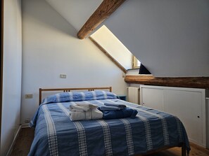 2 quartos, ferros/tábuas de passar roupa, Wi-Fi, roupa de cama