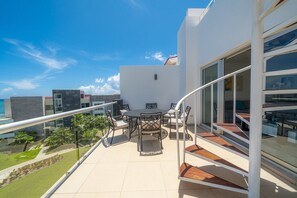 Outdoor dining - Vista Playa Oceanview Penthouse Mareazul (Playa del Carmen)