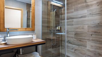 Appartement, vue fleuve | Salle de bain | Douche, articles de toilette gratuits, serviettes fournies