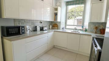 Dishwasher, cookware/dishes/utensils