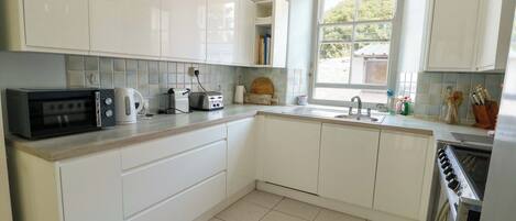 Lave-vaisselle, batterie de cuisine, vaisselle et ustensiles