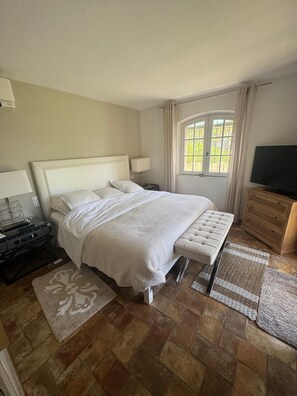 4 bedrooms, in-room safe, desk, iron/ironing board