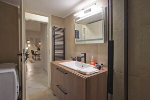 Hair dryer, towels, soap, toilet paper - Denimou Home Luxurious 2BR Fully Equipped, Balcony (Pireas)