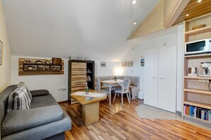 TV - Holiday Apartment B with Balcony and Wi-Fi (Schramberg)