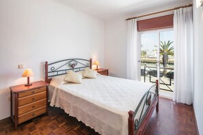 2 slaapkamers, een bureau, een strijkplank/strijkijzer, reisbedje