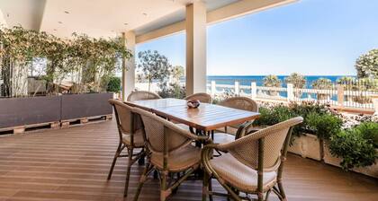 Prime Oceanfront 2BR Apt • Walk to Beach & Lagos
