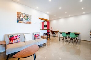 TV connectée, cheminée, table de tennis de table, livres