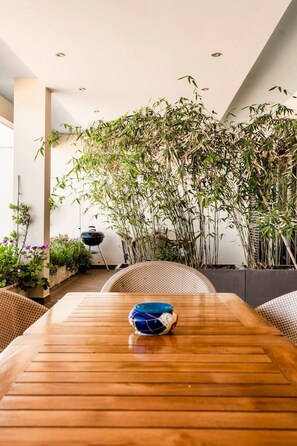 Outdoor dining - Prime Oceanfront 2BR Apt • Walk to Beach & Lagos (Lagos)