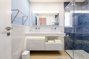 Hair dryer, towels - Prime Oceanfront 2BR Apt • Walk to Beach & Lagos (Lagos)