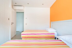 2 Schlafzimmer, Schreibtisch, Bügeleisen/Bügelbrett, Reisekinderbett