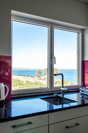 Fridge, microwave, oven, stovetop - Fabulous frontline Ocean View Apt - 4 Bdrms (Lagos)