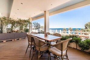 Outdoor dining - Fabulous frontline Ocean View Apt - 4 Bdrms (Lagos)
