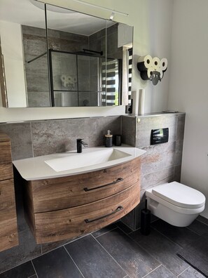 Doccia, asciugacapelli, asciugamani, sapone