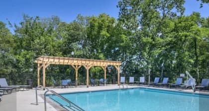 Gallatin Gem Sleeps 10 + Pool & Music Nearby