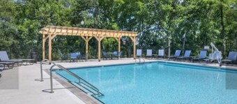 Gallatin Gem Sleeps 10 + Pool & Music Nearby