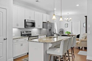 Lavavajillas, cafetera y tetera y utensilios de cocina 