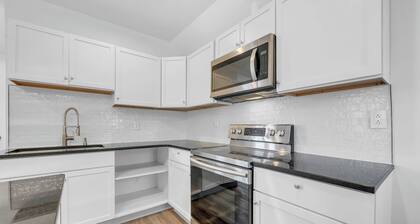 Spacious 3BR Detroit Apt Sleeps 7 + Wifi