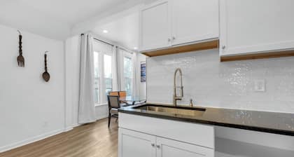 Spacious 3BR Detroit Apt Sleeps 7 + Wifi