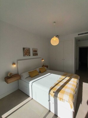 2 عدّة غرف نوم ومكواة/لوح كي وواي فاي وملاءات أسرّة