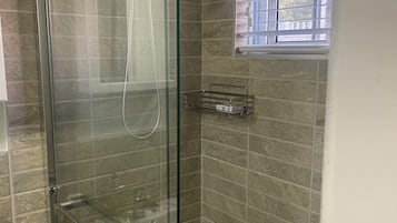 Douche, serviettes fournies, savon, papier toilette