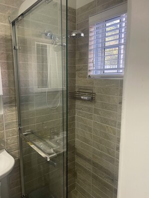 Shower, towels, soap, toilet paper - Exclusive apartment with WiFi in cool Mandeville (Mandeville)