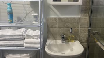 シャワー、タオル、石鹸、トイレットペーパー