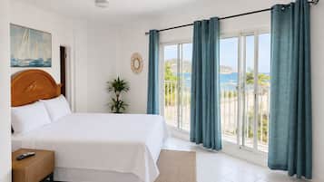 Habitación, 1 cama de matrimonio grande, no fumadores, vistas al mar | Tabla de planchar con plancha y wifi