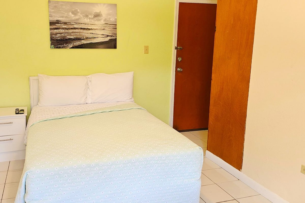 Comfort Single Room | Desk, laptop workspace, iron/ironing board, free WiFi