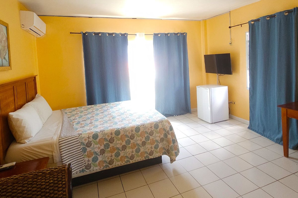 Standard Room, 1 Queen Bed, Non Smoking, Beach View | Desk, laptop workspace, iron/ironing board, free WiFi