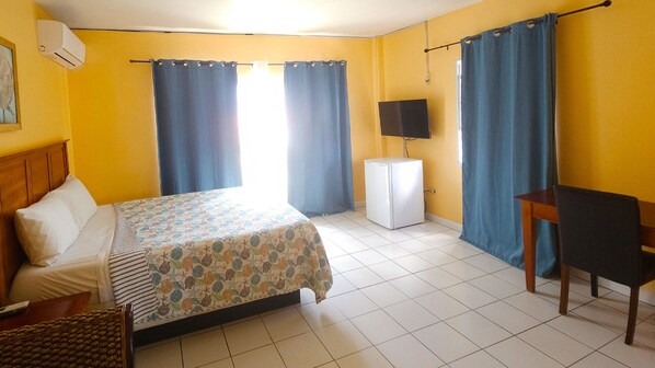 Standard Room, 1 Queen Bed, Non Smoking, Beach View | Desk, laptop workspace, iron/ironing board, free WiFi