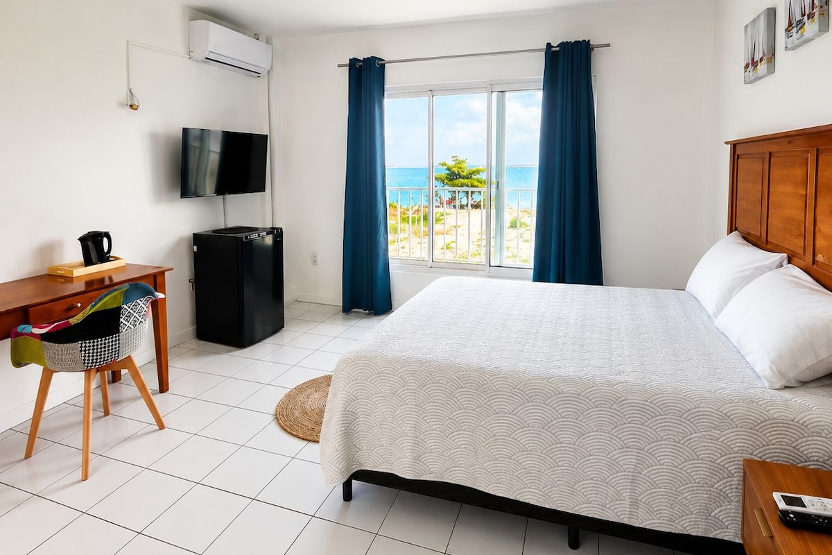 Standard Room, 1 Queen Bed, Non Smoking, Beach View | Iron/ironing board, WiFi
