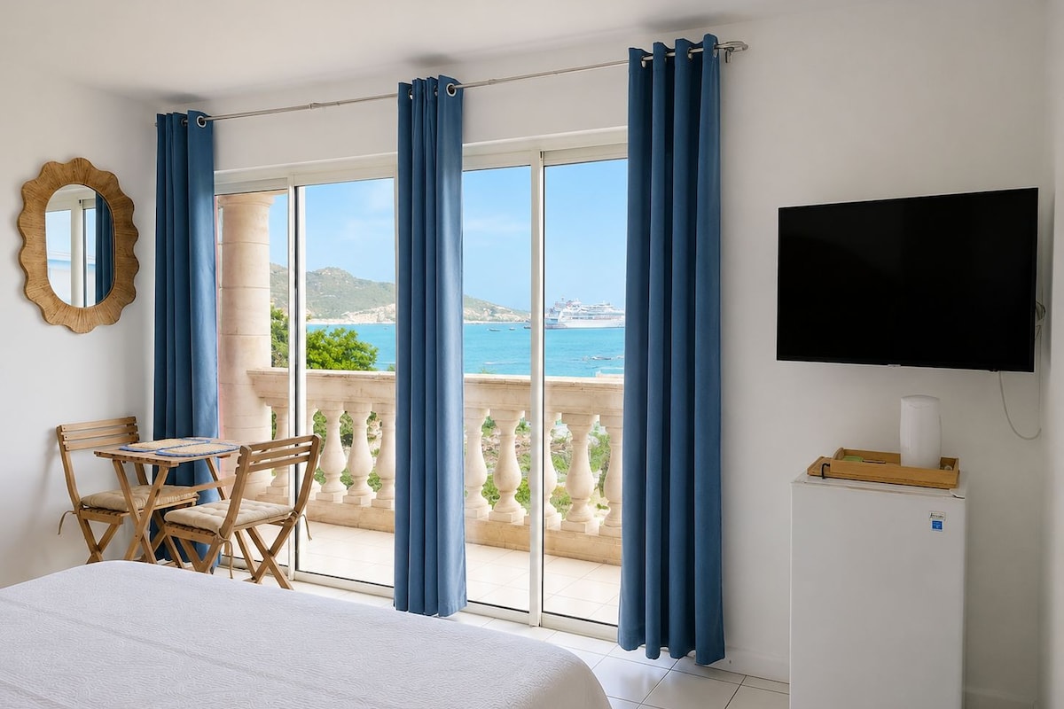 Habitación Deluxe, 1 cama King size, balcón, vista al océano | Tabla de planchar con plancha y wifi