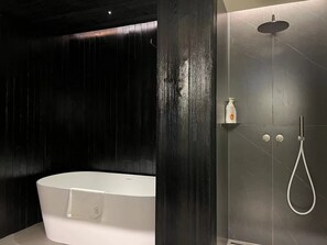 Habitación Business | Baño | Bañera y ducha independientes y artículos de higiene personal gratuitos