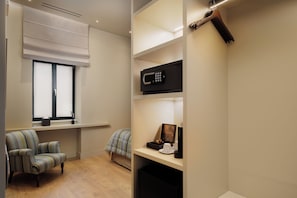 Classic Double Room | In-room safe, desk, laptop workspace, soundproofing