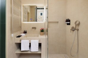 Shower, hair dryer, slippers, towels - Albergo Botti (Corfu)